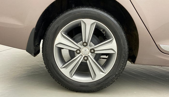 2018 Hyundai Verna 1.6 SX VTVT, Petrol, Manual, 23,550 km, Right Rear Wheel