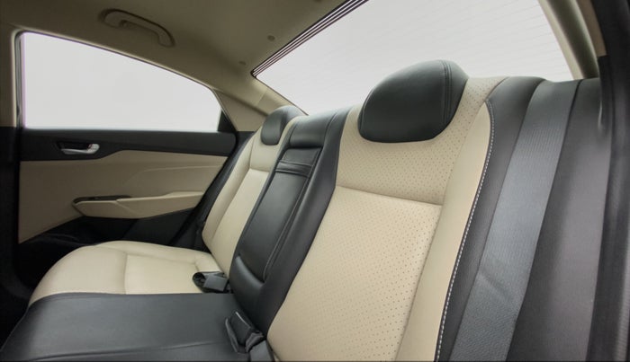 2018 Hyundai Verna 1.6 SX VTVT, Petrol, Manual, 23,550 km, Right Side Rear Door Cabin
