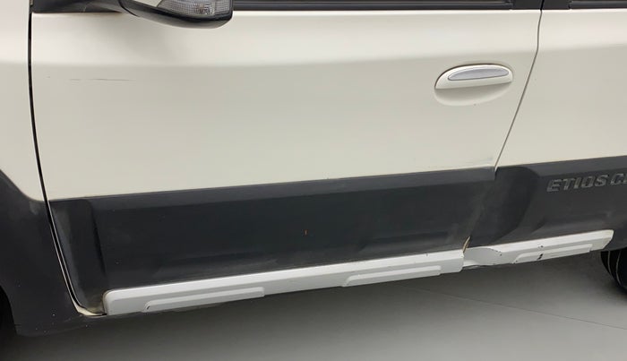 2014 Toyota Etios CROSS 1.4 VD, Diesel, Manual, 84,318 km, Front passenger door - Slightly dented