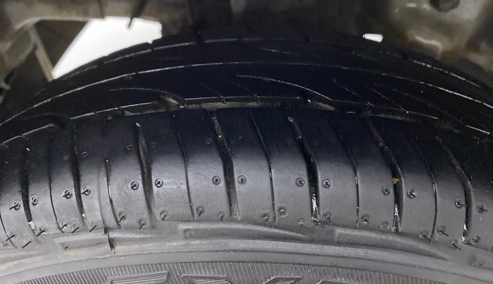 2013 Hyundai Eon ERA PLUS, Petrol, Manual, 63,640 km, Right Rear Tyre Tread