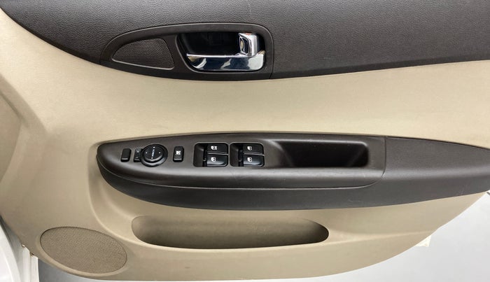2013 Hyundai i20 SPORTZ 1.2, Petrol, Manual, 82,360 km, Driver Side Door Panels Control
