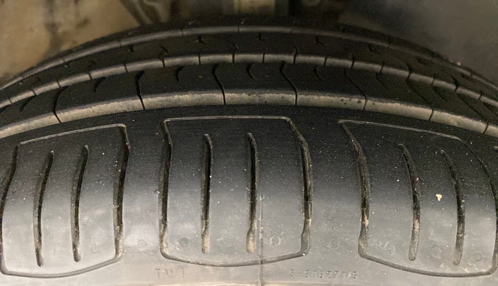 2015 Skoda Rapid AMBITION 1.6 MPFI MT, Petrol, Manual, 47,846 km, Right Front Tyre Tread