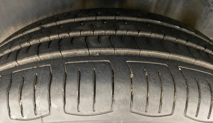 2015 Skoda Rapid AMBITION 1.6 MPFI MT, Petrol, Manual, 47,846 km, Left Rear Tyre Tread