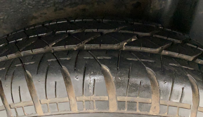 2013 Maruti Ritz VXI, Petrol, Manual, 71,852 km, Left Rear Tyre Tread