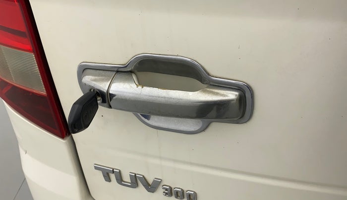 2015 Mahindra TUV300 T6, Diesel, Manual, 43,870 km, Lock system - Boot door not opening through lever