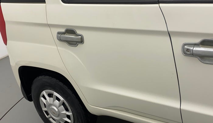 2015 Mahindra TUV300 T6, Diesel, Manual, 43,870 km, Right rear door - Paint has faded