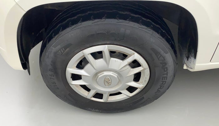2015 Mahindra TUV300 T6, Diesel, Manual, 43,870 km, Left front tyre - Minor crack