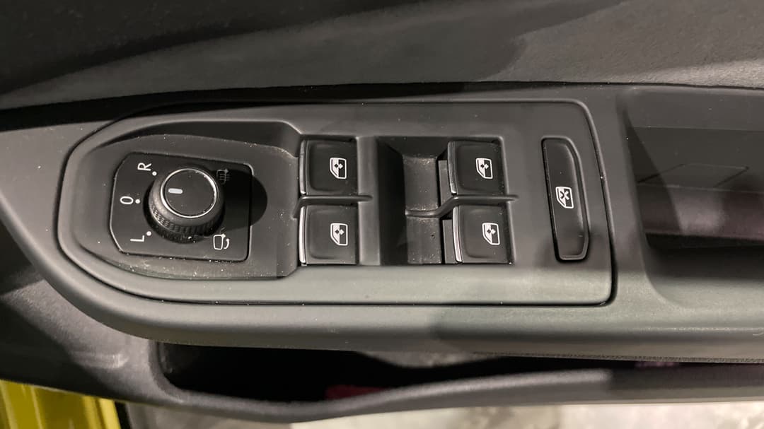 2021 Volkswagen Golf 110tsi R-line, Automatic, 49732 km, Drivers Side Door Panel Controls