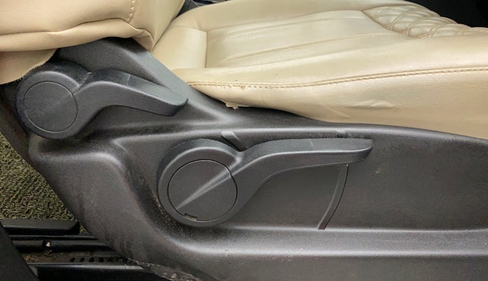 2019 Mahindra XUV500 W9, Diesel, Manual, 91,492 km, Driver Side Adjustment Panel
