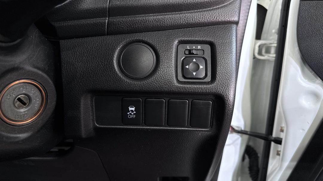 2023 Mitsubishi Triton Glx (4x2), Manual, 34365 km, Utility Switches/Buttons