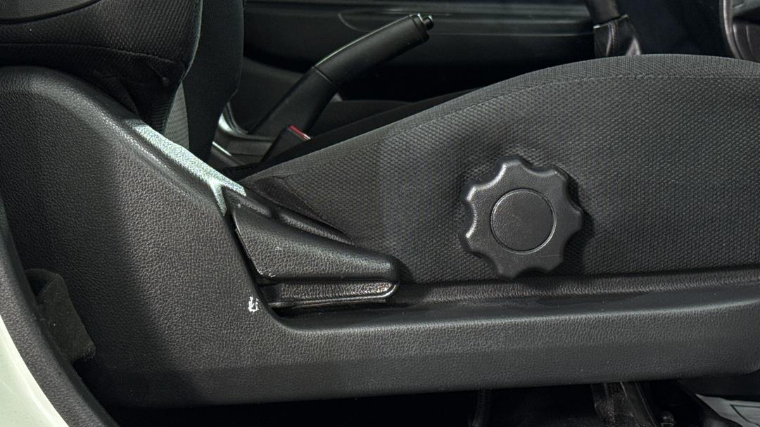 2023 Mitsubishi Triton Glx (4x2), Manual, 34365 km, Drivers Side Adjustment Panel