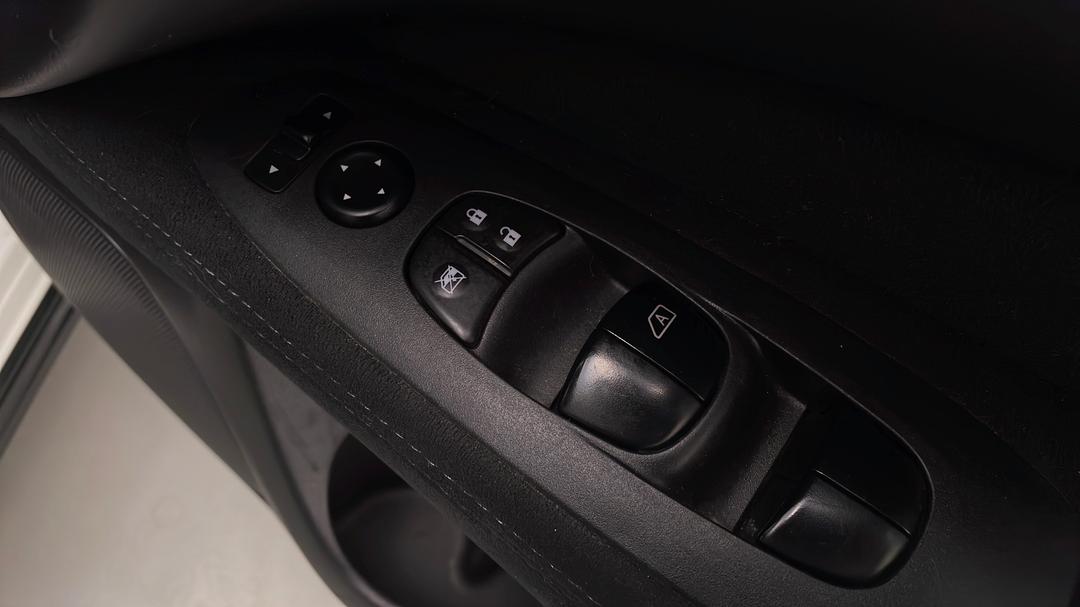 2014 Nissan Pathfinder St (4x4), Automatic, 100564 km, Drivers Side Door Panel Controls
