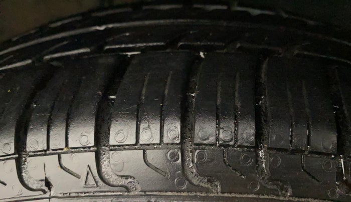 2011 Maruti Ritz ZXI, Petrol, Manual, 75,312 km, Right Front Tyre Tread