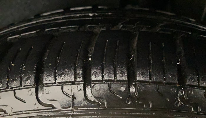 2011 Maruti Ritz ZXI, Petrol, Manual, 75,312 km, Left Rear Tyre Tread