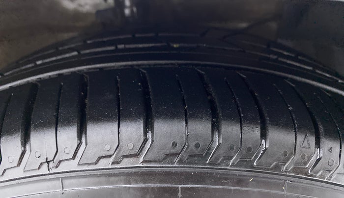 2016 Maruti Ciaz ZDI+ SHVS, Diesel, Manual, 81,311 km, Right Front Tyre Tread