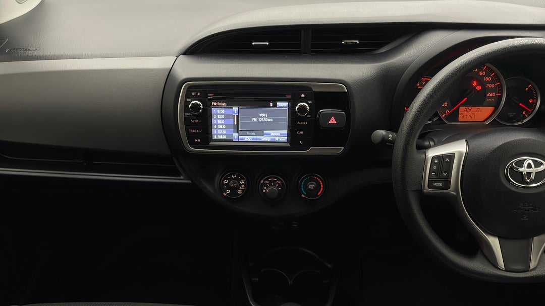 2016 Toyota Yaris Ascent, Manual, 37246 km, Center Console