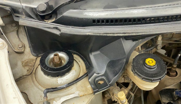 2015 Honda Amaze 1.2L I-VTEC S, CNG, Manual, 97,500 km, Bonnet (hood) - Cowl vent panel has minor damage
