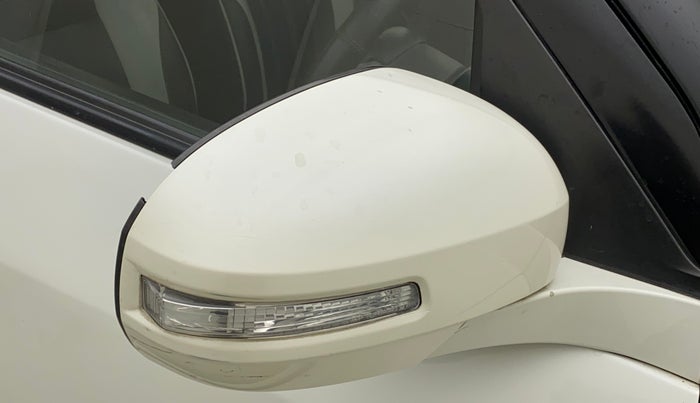 2015 Maruti Swift VXI, Petrol, Manual, 64,732 km, Right rear-view mirror - Cover has minor damage