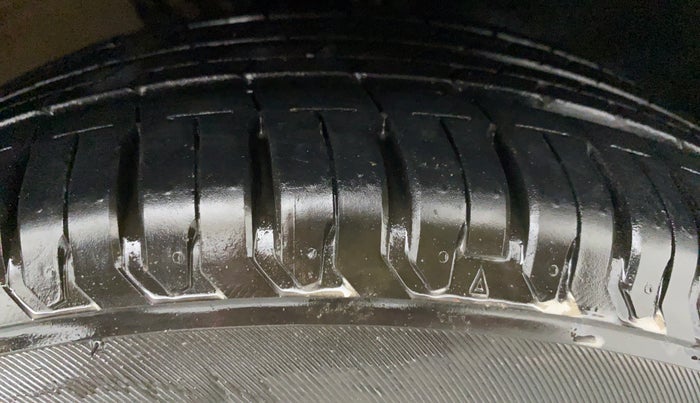 2018 Volkswagen Ameo COMFORTLINE 1.0, Petrol, Manual, 43,122 km, Right Front Tyre Tread