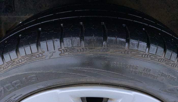 2015 Hyundai Eon MAGNA PLUS, Petrol, Manual, 26,166 km, Left Front Tyre Tread
