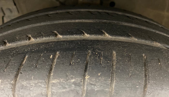 2015 Maruti Ciaz VXI PLUS, Petrol, Manual, 43,288 km, Left Front Tyre Tread