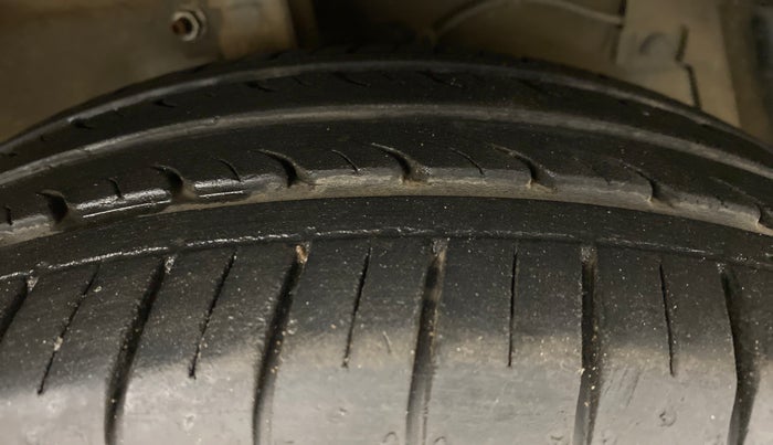 2015 Maruti Ciaz VXI PLUS, Petrol, Manual, 43,288 km, Right Front Tyre Tread