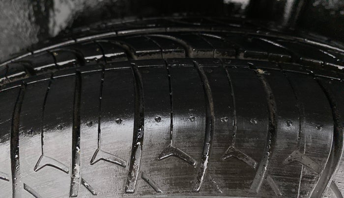 2011 Maruti Swift VXI, Petrol, Manual, 20,576 km, Left Rear Tyre Tread
