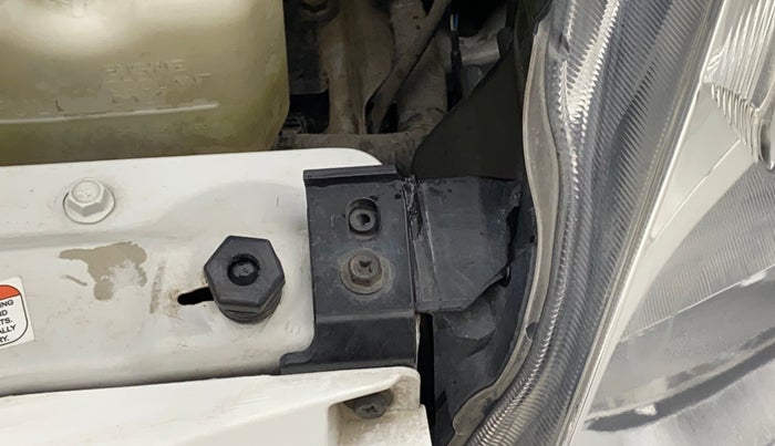 2013 Maruti Ertiga ZXI, Petrol, Manual, 80,154 km, Left headlight - Clamp has minor damage