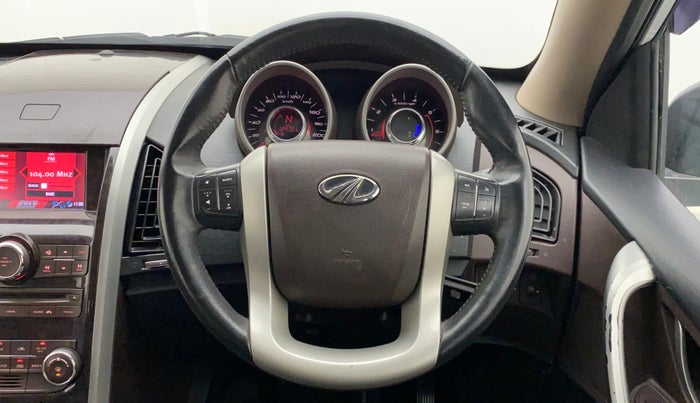 2014 Mahindra XUV500 W8, Diesel, Manual, 1,24,882 km, Steering Wheel Close Up
