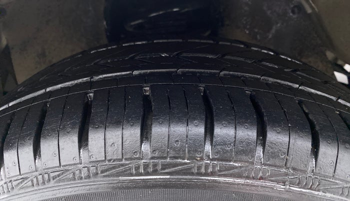 2014 Toyota Innova 2.5 GX 8 STR BS IV, Diesel, Manual, 41,457 km, Left Front Tyre Tread