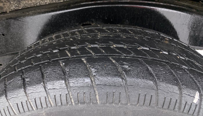 2014 Toyota Innova 2.5 GX 8 STR BS IV, Diesel, Manual, 41,457 km, Left Rear Tyre Tread