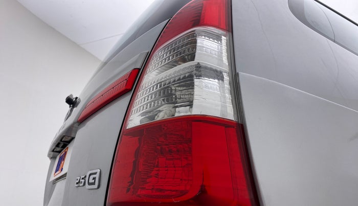 2014 Toyota Innova 2.5 GX 8 STR BS IV, Diesel, Manual, 41,457 km, Right tail light - Minor damage
