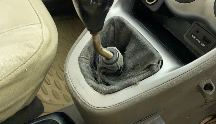 2012 Hyundai i10 SPORTZ 1.2, CNG, Manual, 72,107 km, Gear lever - Boot cover slightly torn
