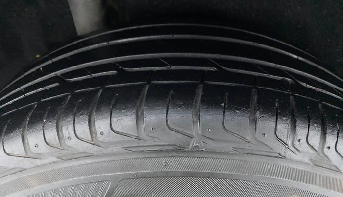 2016 Maruti Vitara Brezza ZDI PLUS DUAL TONE, Diesel, Manual, 1,50,258 km, Right Rear Tyre Tread