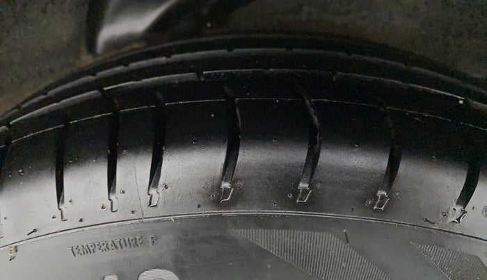 2011 Hyundai i10 MAGNA 1.2, Petrol, Manual, 1,02,475 km, Left Rear Tyre Tread