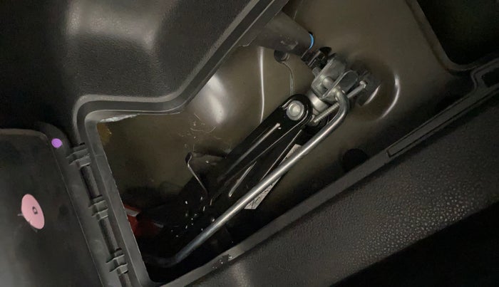 2020 Renault Duster RXS 1.3 TURBO PETROL MT, Petrol, Manual, 30,412 km, Dicky (Boot door) - Tool missing