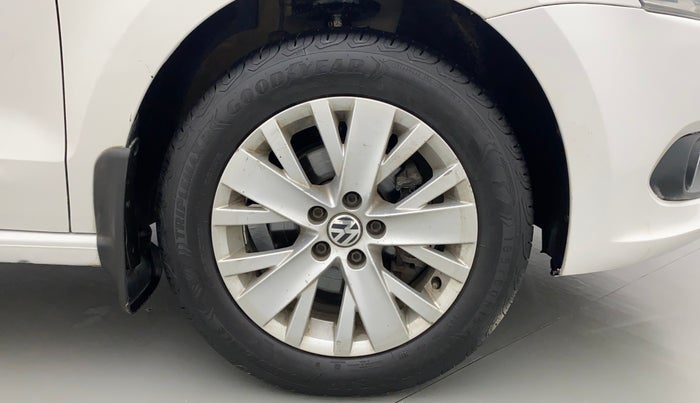 2015 Volkswagen Vento HIGHLINE 1.6 MPI, Petrol, Manual, 1,07,722 km, Right Front Wheel