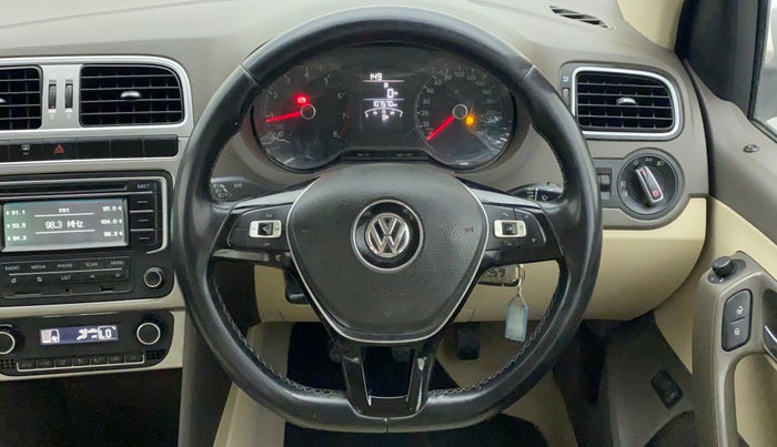 2015 Volkswagen Vento HIGHLINE 1.6 MPI, Petrol, Manual, 1,07,722 km, Steering Wheel Close Up