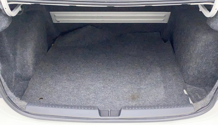 2015 Volkswagen Vento HIGHLINE 1.6 MPI, Petrol, Manual, 1,07,570 km, Boot Inside