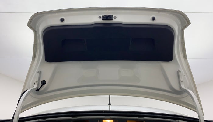 2015 Volkswagen Vento HIGHLINE 1.6 MPI, Petrol, Manual, 1,07,722 km, Boot Door Open