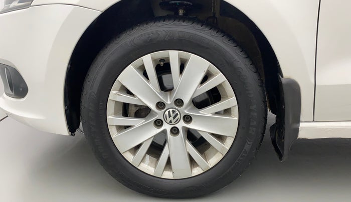 2015 Volkswagen Vento HIGHLINE 1.6 MPI, Petrol, Manual, 1,07,722 km, Left Front Wheel