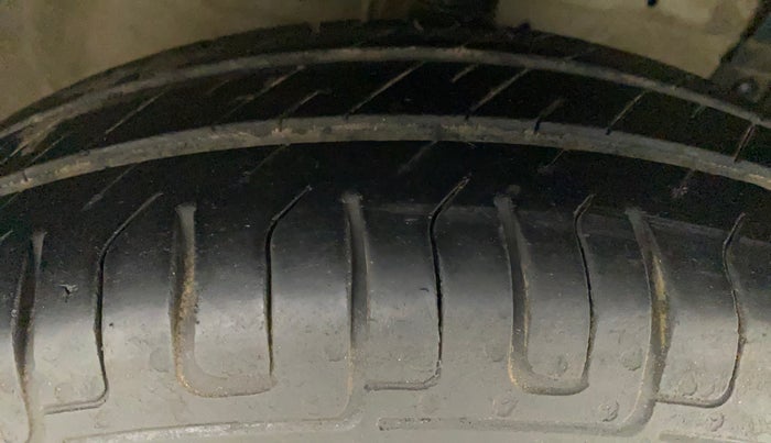 2013 Maruti Swift Dzire VXI, Petrol, Manual, 82,314 km, Right Front Tyre Tread