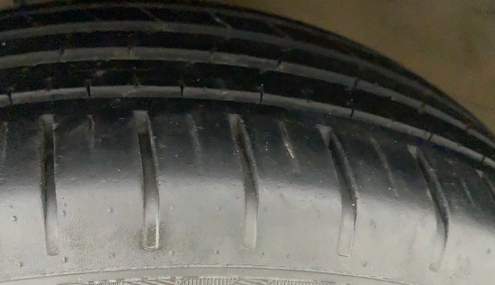 2016 Maruti Baleno ALPHA PETROL 1.2, Petrol, Manual, 86,080 km, Left Front Tyre Tread