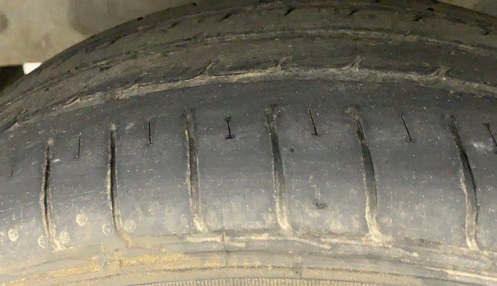 2016 Hyundai Elite i20 MAGNA 1.2, Petrol, Manual, 69,252 km, Left Front Tyre Tread