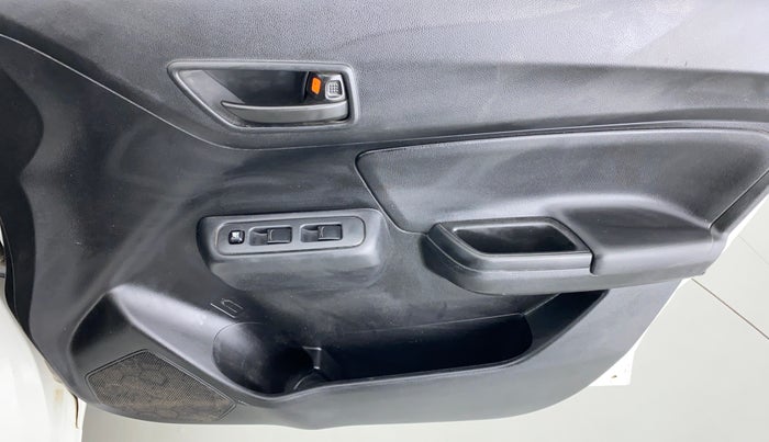 2019 Maruti Swift LXI, CNG, Manual, 68,809 km, Driver Side Door Panels Control