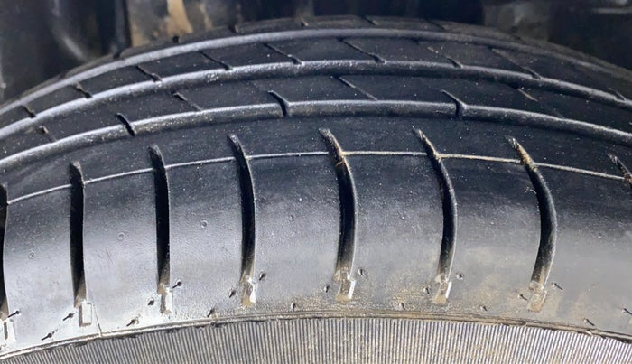 2019 Maruti Swift LXI, CNG, Manual, 68,809 km, Right Rear Tyre Tread