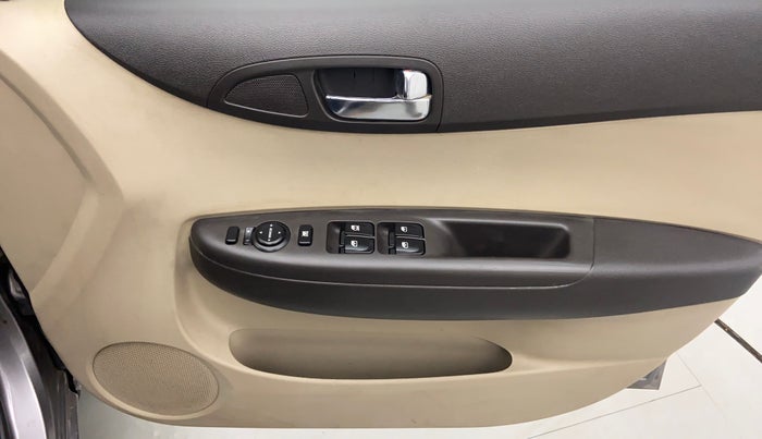 2013 Hyundai i20 MAGNA O 1.2, Petrol, Manual, 34,387 km, Driver Side Door Panels Control