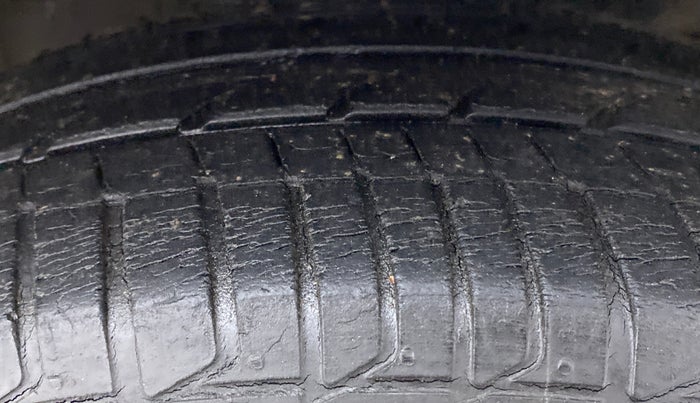 2016 Honda City V MT PETROL, Petrol, Manual, 31,300 km, Right Front Tyre Tread