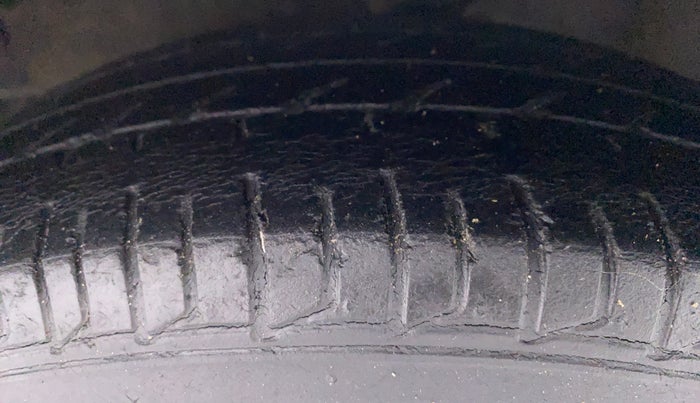 2016 Hyundai i10 SPORTZ 1.1 IRDE2, Petrol, Manual, 63,395 km, Left Front Tyre Tread