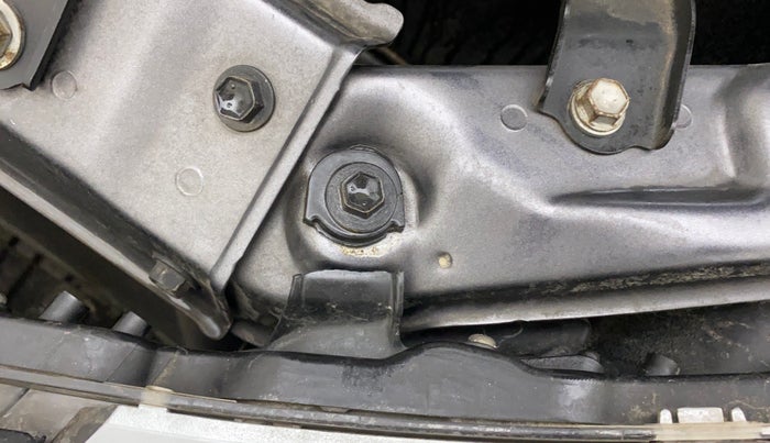 2014 Toyota Corolla Altis VL AT PETROL, Petrol, Automatic, 1,04,005 km, Left headlight - Clamp has minor damage